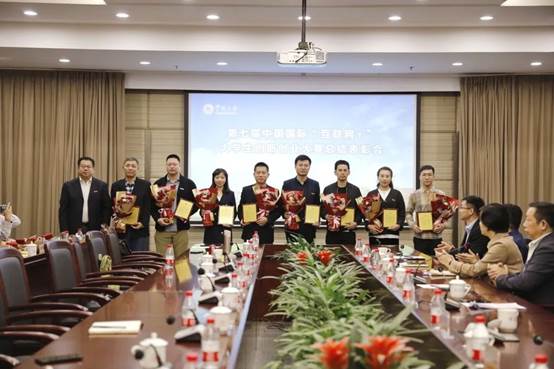 会议室里的人们描述已自动生成